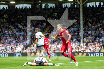 2022-08-06 - Liverpool forward Darwin Nunez scores and celebrates 1-1 during the English championship Premier League football match between Fulham and Liverpool on August 6, 2022 at Craven Cottage in London, England - FOOTBALL - ENGLISH CHAMP - FULHAM V LIVERPOOL - ENGLISH PREMIER LEAGUE - SOCCER