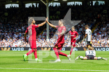 2022-08-06 - Liverpool forward Darwin Nunez scores and celebrates 1-1 with Mohamed Salah during the English championship Premier League football match between Fulham and Liverpool on August 6, 2022 at Craven Cottage in London, England - FOOTBALL - ENGLISH CHAMP - FULHAM V LIVERPOOL - ENGLISH PREMIER LEAGUE - SOCCER