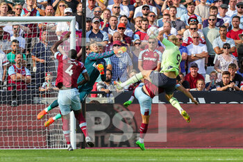 2022-08-07 - Lukasz Fabianski (1) of West Ham United makes a save from Erling Haaland (9) of Manchester City during the English championship Premier League football match between West Ham United and Manchester City on August 7, 2022 at the London Stadium in London, England - FOOTBALL - ENGLISH CHAMP - WEST HAM V MANCHESTER CITY - ENGLISH PREMIER LEAGUE - SOCCER