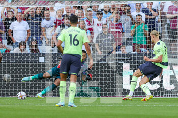 2022-08-07 - Erling Haaland (9) of Manchester City scores from the penalty spot 0-1 during the English championship Premier League football match between West Ham United and Manchester City on August 7, 2022 at the London Stadium in London, England - FOOTBALL - ENGLISH CHAMP - WEST HAM V MANCHESTER CITY - ENGLISH PREMIER LEAGUE - SOCCER