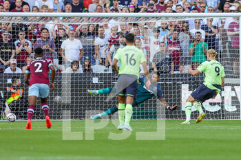 2022-08-07 - Erling Haaland (9) of Manchester City scores from the penalty spot 0-1 during the English championship Premier League football match between West Ham United and Manchester City on August 7, 2022 at the London Stadium in London, England - FOOTBALL - ENGLISH CHAMP - WEST HAM V MANCHESTER CITY - ENGLISH PREMIER LEAGUE - SOCCER