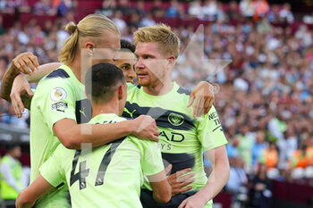 2022-08-07 - Erling Haaland (9) of Manchester City scores a goal and celebrates 0-2 with Phil Foden, Kevin De Bruyne during the English championship Premier League football match between West Ham United and Manchester City on August 7, 2022 at the London Stadium in London, England - FOOTBALL - ENGLISH CHAMP - WEST HAM V MANCHESTER CITY - ENGLISH PREMIER LEAGUE - SOCCER