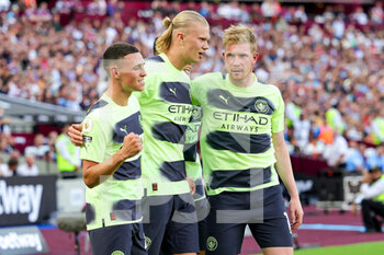 2022-08-07 - Erling Haaland (9) of Manchester City scores a goal and celebrates 0-2 with Phil Foden, Kevin De Bruyne during the English championship Premier League football match between West Ham United and Manchester City on August 7, 2022 at the London Stadium in London, England - FOOTBALL - ENGLISH CHAMP - WEST HAM V MANCHESTER CITY - ENGLISH PREMIER LEAGUE - SOCCER