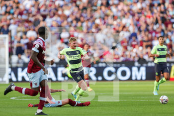 2022-08-07 - Declan Rice (41) of West Ham United brings down Kevin De Bruyne (17) of Manchester City during the English championship Premier League football match between West Ham United and Manchester City on August 7, 2022 at the London Stadium in London, England - FOOTBALL - ENGLISH CHAMP - WEST HAM V MANCHESTER CITY - ENGLISH PREMIER LEAGUE - SOCCER