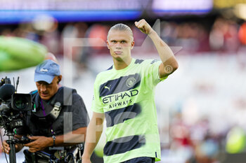 2022-08-07 - Erling Haaland (9) of Manchester City thanks fans at full time during the English championship Premier League football match between West Ham United and Manchester City on August 7, 2022 at the London Stadium in London, England - FOOTBALL - ENGLISH CHAMP - WEST HAM V MANCHESTER CITY - ENGLISH PREMIER LEAGUE - SOCCER