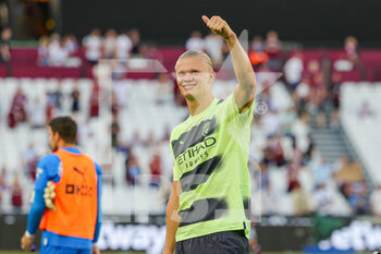 2022-08-07 - Erling Haaland (9) of Manchester City thanks fans at full time during the English championship Premier League football match between West Ham United and Manchester City on August 7, 2022 at the London Stadium in London, England - FOOTBALL - ENGLISH CHAMP - WEST HAM V MANCHESTER CITY - ENGLISH PREMIER LEAGUE - SOCCER