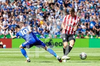 2022-08-07 - Vitaly Janelt of Brentford, Leicester City midfielder James Maddison during the English championship Premier League football match between Leicester City and Brentford on August 7, 2022 at the King Power Stadium in Leicester, England - FOOTBALL - ENGLISH CHAMP - LEICESTER V BRENTFORD - ENGLISH PREMIER LEAGUE - SOCCER