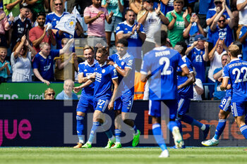 2022-08-07 - Leicester City defender Timothy Castagne (27) scores and celebrates 1-0 with team mates during the English championship Premier League football match between Leicester City and Brentford on August 7, 2022 at the King Power Stadium in Leicester, England - FOOTBALL - ENGLISH CHAMP - LEICESTER V BRENTFORD - ENGLISH PREMIER LEAGUE - SOCCER