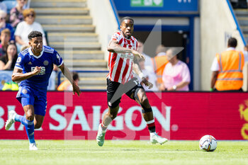 2022-08-07 - Brentford forward Ivan Toney, James Justin of Leicester during the English championship Premier League football match between Leicester City and Brentford on August 7, 2022 at the King Power Stadium in Leicester, England - FOOTBALL - ENGLISH CHAMP - LEICESTER V BRENTFORD - ENGLISH PREMIER LEAGUE - SOCCER