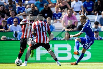 2022-08-07 - Leicester City midfielder James Maddison (10), Shandon Baptiste (26), Josh Dasilva (10) of Brentford during the English championship Premier League football match between Leicester City and Brentford on August 7, 2022 at the King Power Stadium in Leicester, England - FOOTBALL - ENGLISH CHAMP - LEICESTER V BRENTFORD - ENGLISH PREMIER LEAGUE - SOCCER