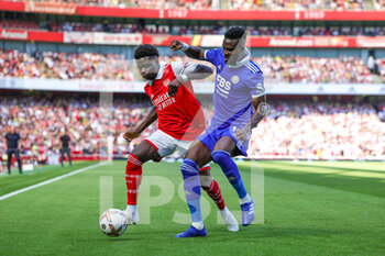 2022-08-13 - Bukayo Saka (7) of Arsenal tussles with Daniel Amartey (18) of Leicester City during the English championship Premier League football match between Arsenal and Leicester City on August 13, 2022 at the Emirates Stadium in London, England - FOOTBALL - ENGLISH CHAMP - ARSENAL V LEICESTER - ENGLISH PREMIER LEAGUE - SOCCER