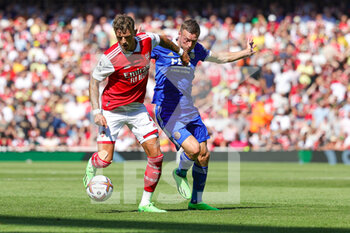 2022-08-13 - Ben White (4) of Arsenal battles Jamie Vardy (9) of Leicester City during the English championship Premier League football match between Arsenal and Leicester City on August 13, 2022 at the Emirates Stadium in London, England - FOOTBALL - ENGLISH CHAMP - ARSENAL V LEICESTER - ENGLISH PREMIER LEAGUE - SOCCER