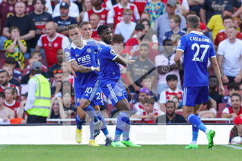 2022-08-13 - James Maddison (10) of Leicester City scores a goal and celebrates 3-2 during the English championship Premier League football match between Arsenal and Leicester City on August 13, 2022 at the Emirates Stadium in London, England - FOOTBALL - ENGLISH CHAMP - ARSENAL V LEICESTER - ENGLISH PREMIER LEAGUE - SOCCER