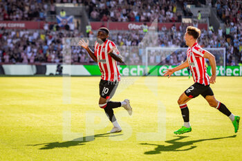 2022-08-13 - Brentford midfielder Josh Dasilva (10) scores and celebrates 1-0 during the English championship Premier League football match between Brentford and Manchester United on August 13, 2022 at the Brentford Gtech Community Stadium in Brentford, England - FOOTBALL - ENGLISH CHAMP - BRENTFORD V MANCHESTER UNITED - ENGLISH PREMIER LEAGUE - SOCCER