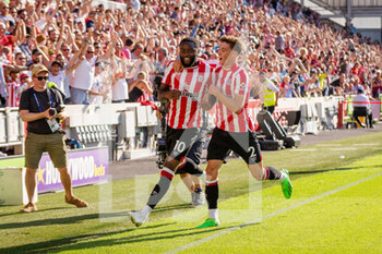2022-08-13 - Brentford midfielder Josh Dasilva (10) scores and celebrates 1-0 during the English championship Premier League football match between Brentford and Manchester United on August 13, 2022 at the Brentford Gtech Community Stadium in Brentford, England - FOOTBALL - ENGLISH CHAMP - BRENTFORD V MANCHESTER UNITED - ENGLISH PREMIER LEAGUE - SOCCER