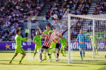 2022-08-13 - Brentford defender Ben Mee (16) scores a header 3-0 during the English championship Premier League football match between Brentford and Manchester United on August 13, 2022 at the Brentford Gtech Community Stadium in Brentford, England - FOOTBALL - ENGLISH CHAMP - BRENTFORD V MANCHESTER UNITED - ENGLISH PREMIER LEAGUE - SOCCER