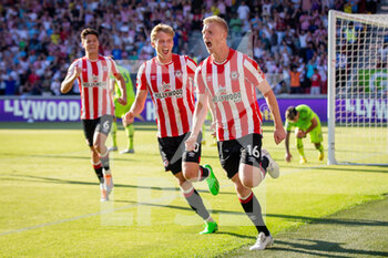 2022-08-13 - Brentford defender Ben Mee (16) scores and celebrates 3-0 during the English championship Premier League football match between Brentford and Manchester United on August 13, 2022 at the Brentford Gtech Community Stadium in Brentford, England - FOOTBALL - ENGLISH CHAMP - BRENTFORD V MANCHESTER UNITED - ENGLISH PREMIER LEAGUE - SOCCER
