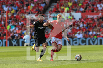 2022-08-14 - Lewis O'Brien (14) of Nottingham Forest, Pablo Fornals of West Ham during the English championship Premier League football match between Nottingham Forest and West Ham United on August 14, 2022 at the City Ground in Nottingham, England - FOOTBALL - ENGLISH CHAMP - NOTTINGHAM FOREST V WEST HAM - ENGLISH PREMIER LEAGUE - SOCCER