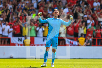 2022-08-14 - Dean Henderson (1) of Nottingham Forest celebrates after the final whistle during the English championship Premier League football match between Nottingham Forest and West Ham United on August 14, 2022 at the City Ground in Nottingham, England - FOOTBALL - ENGLISH CHAMP - NOTTINGHAM FOREST V WEST HAM - ENGLISH PREMIER LEAGUE - SOCCER