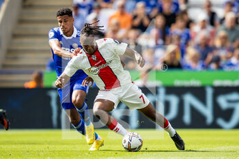 2022-08-20 - Southampton midfielder Joe Aribo (7) and James Justin of Leicester during the English championship Premier League football match between Leicester City and Southampton on August 20, 2022 at the King Power Stadium in Leicester, England - FOOTBALL - ENGLISH CHAMP - LEICESTER V SOUTHAMPTON - ENGLISH PREMIER LEAGUE - SOCCER