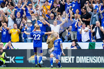 2022-08-20 - Leicester City midfielder James Maddison (10) scores and celebrates 1-0 during the English championship Premier League football match between Leicester City and Southampton on August 20, 2022 at the King Power Stadium in Leicester, England - FOOTBALL - ENGLISH CHAMP - LEICESTER V SOUTHAMPTON - ENGLISH PREMIER LEAGUE - SOCCER