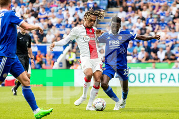 2022-08-20 - Southampton forward Sekou Mara (18) battles for possession with Leicester City midfielder Wilfred Ndidi (25) during the English championship Premier League football match between Leicester City and Southampton on August 20, 2022 at the King Power Stadium in Leicester, England - FOOTBALL - ENGLISH CHAMP - LEICESTER V SOUTHAMPTON - ENGLISH PREMIER LEAGUE - SOCCER