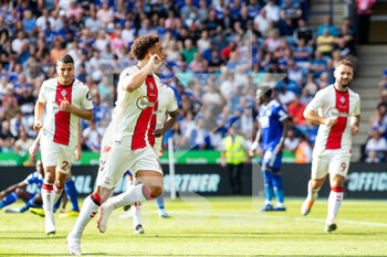 2022-08-20 - Southampton forward Che Adams (10) scores and celebrates 1-1 during the English championship Premier League football match between Leicester City and Southampton on August 20, 2022 at the King Power Stadium in Leicester, England - FOOTBALL - ENGLISH CHAMP - LEICESTER V SOUTHAMPTON - ENGLISH PREMIER LEAGUE - SOCCER
