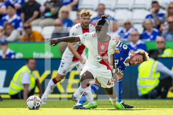 2022-08-20 - Southampton midfielder Romeo Lavia (45) battles with Leicester City midfielder James Maddison during the English championship Premier League football match between Leicester City and Southampton on August 20, 2022 at the King Power Stadium in Leicester, England - FOOTBALL - ENGLISH CHAMP - LEICESTER V SOUTHAMPTON - ENGLISH PREMIER LEAGUE - SOCCER