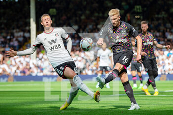2022-08-20 - Fulham forward Jay Stansfield (65) battles with Brentford defender Ben Mee (16) during the English championship Premier League football match between Fulham and Brentford on August 20, 2022 at Craven Cottage in London, England - FOOTBALL - ENGLISH CHAMP - FULHAM V BRENTFORD - ENGLISH PREMIER LEAGUE - SOCCER
