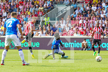 2022-08-27 - Mathias Jensen (8) of Brentford shoots during the English championship Premier League football match between Brentford and Everton on August 27, 2022 at Gtech Community Stadium in Brentford, England - FOOTBALL - ENGLISH CHAMP - BRENTFORD V EVERTON - ENGLISH PREMIER LEAGUE - SOCCER