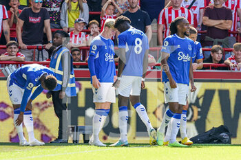 2022-08-27 - Anthony Gordon (10) of Everton scores a goal and celebrates 0-1 during the English championship Premier League football match between Brentford and Everton on August 27, 2022 at Gtech Community Stadium in Brentford, England - FOOTBALL - ENGLISH CHAMP - BRENTFORD V EVERTON - ENGLISH PREMIER LEAGUE - SOCCER