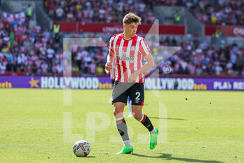 2022-08-27 - Aaron Hickey (2) of Brentford during the English championship Premier League football match between Brentford and Everton on August 27, 2022 at Gtech Community Stadium in Brentford, England - FOOTBALL - ENGLISH CHAMP - BRENTFORD V EVERTON - ENGLISH PREMIER LEAGUE - SOCCER