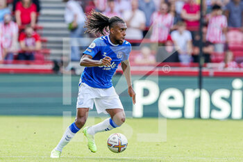 2022-08-27 - Alex Iwobi (17) of Everton during the English championship Premier League football match between Brentford and Everton on August 27, 2022 at Gtech Community Stadium in Brentford, England - FOOTBALL - ENGLISH CHAMP - BRENTFORD V EVERTON - ENGLISH PREMIER LEAGUE - SOCCER