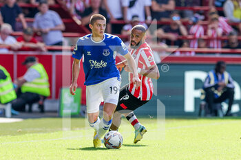 2022-08-27 - Vitaliy Mykolenko (19) of Everton during the English championship Premier League football match between Brentford and Everton on August 27, 2022 at Gtech Community Stadium in Brentford, England - FOOTBALL - ENGLISH CHAMP - BRENTFORD V EVERTON - ENGLISH PREMIER LEAGUE - SOCCER