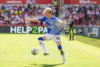 2022-08-27 - Anthony Gordon (10) of Everton during the English championship Premier League football match between Brentford and Everton on August 27, 2022 at Gtech Community Stadium in Brentford, England - FOOTBALL - ENGLISH CHAMP - BRENTFORD V EVERTON - ENGLISH PREMIER LEAGUE - SOCCER
