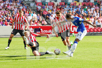 2022-08-27 - Demarai Gray (11) of Everton shoots during the English championship Premier League football match between Brentford and Everton on August 27, 2022 at Gtech Community Stadium in Brentford, England - FOOTBALL - ENGLISH CHAMP - BRENTFORD V EVERTON - ENGLISH PREMIER LEAGUE - SOCCER