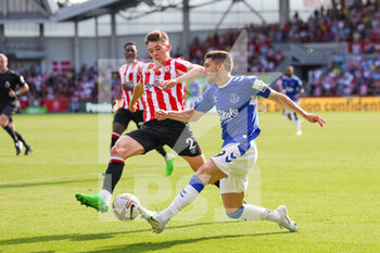 2022-08-27 - Ruben Vinagre (29) of Everton and Aaron Hickey of Brentford during the English championship Premier League football match between Brentford and Everton on August 27, 2022 at Gtech Community Stadium in Brentford, England - FOOTBALL - ENGLISH CHAMP - BRENTFORD V EVERTON - ENGLISH PREMIER LEAGUE - SOCCER