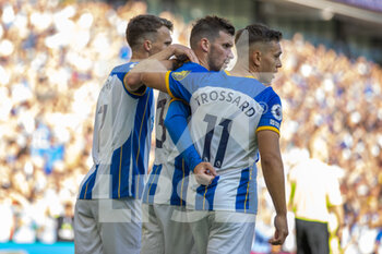 2022-08-27 - Brighton and Hove Albion midfielder Pascal Gross (13) celebrates his goal 1-0 with Solly March, Leandro Trossard during the English championship Premier League football match between Brighton and Hove Albion and Leeds United on August 27, 2022 at the American Express Community Stadium in Brighton and Hove, England - FOOTBALL - ENGLISH CHAMP - BRIGHTON V LEEDS - ENGLISH PREMIER LEAGUE - SOCCER