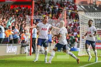 2022-08-28 - Harry Kane (10) of Tottenham Hotspur celebrates his goal 0-2 with Richarlison during the English championship Premier League football match between Nottingham Forest and Tottenham Hotspur on August 28, 2022 at the City Ground in Nottingham, England - FOOTBALL - ENGLISH CHAMP - NOTTINGHAM FOREST V TOTTENHAM - ENGLISH PREMIER LEAGUE - SOCCER