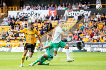 2022-08-28 - Wolverhampton Wanderers forward Pedro Neto, Newcastle Utd goalkeeper Nick Pope during the English championship Premier League football match between Wolverhampton Wanderers and Newcastle United on August 28, 2022 at Molineux in Wolverhampton, England - FOOTBALL - ENGLISH CHAMP - WOLVERHAMPTON V NEWCASTLE - ENGLISH PREMIER LEAGUE - SOCCER