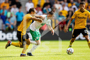 2022-08-28 - Newcastle Utd midfielder Miguel Almiron (24) battles for possession during the English championship Premier League football match between Wolverhampton Wanderers and Newcastle United on August 28, 2022 at Molineux in Wolverhampton, England - FOOTBALL - ENGLISH CHAMP - WOLVERHAMPTON V NEWCASTLE - ENGLISH PREMIER LEAGUE - SOCCER