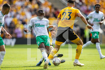 2022-08-28 - Newcastle Utd forward Allan Saint-Maximin and Joao Moutinho, Max Kilman of Wolverhampton during the English championship Premier League football match between Wolverhampton Wanderers and Newcastle United on August 28, 2022 at Molineux in Wolverhampton, England - FOOTBALL - ENGLISH CHAMP - WOLVERHAMPTON V NEWCASTLE - ENGLISH PREMIER LEAGUE - SOCCER
