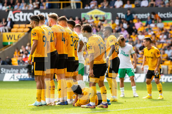 2022-08-28 - Wolves players line up for free kick during the English championship Premier League football match between Wolverhampton Wanderers and Newcastle United on August 28, 2022 at Molineux in Wolverhampton, England - FOOTBALL - ENGLISH CHAMP - WOLVERHAMPTON V NEWCASTLE - ENGLISH PREMIER LEAGUE - SOCCER