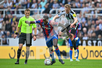 2022-09-03 - Newcastle's Sean Longstaff pulls back Crystal Palace's Jean-Philippe Mateta during the Premier League match between Newcastle United and Crystal Palace at St. James’ Park, Newcastle, England on 3 September 2022. Photo Malcolm Mackenzie / ProSportsImages / DPPI - FOOTBALL - ENGLISH CHAMP - NEWCASTLE V CRYSTAL PALACE - ENGLISH PREMIER LEAGUE - SOCCER