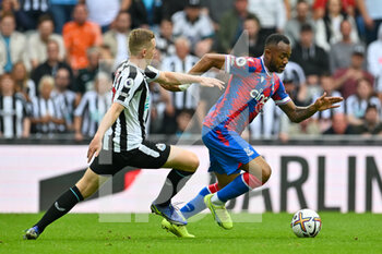 2022-09-03 - Crystal Palace's Jordan Ayew runs past Newcastle's Matt Targett during the Premier League match between Newcastle United and Crystal Palace at St. James’ Park, Newcastle, England on 3 September 2022. Photo Malcolm Mackenzie / ProSportsImages / DPPI - FOOTBALL - ENGLISH CHAMP - NEWCASTLE V CRYSTAL PALACE - ENGLISH PREMIER LEAGUE - SOCCER