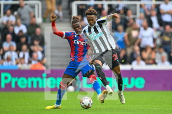 2022-09-03 - Crystal Palace's Wilfried Zaha and Newcastle's Joe Willock during the Premier League match between Newcastle United and Crystal Palace at St. James’ Park, Newcastle, England on 3 September 2022. Photo Malcolm Mackenzie / ProSportsImages / DPPI - FOOTBALL - ENGLISH CHAMP - NEWCASTLE V CRYSTAL PALACE - ENGLISH PREMIER LEAGUE - SOCCER