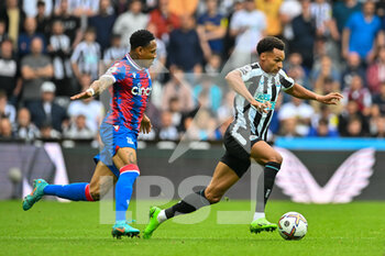 2022-09-03 - Crystal Palace's Nathaniel Clyne chases down Newcastle's Jacob Murphy during the Premier League match between Newcastle United and Crystal Palace at St. James’ Park, Newcastle, England on 3 September 2022. Photo Malcolm Mackenzie / ProSportsImages / DPPI - FOOTBALL - ENGLISH CHAMP - NEWCASTLE V CRYSTAL PALACE - ENGLISH PREMIER LEAGUE - SOCCER