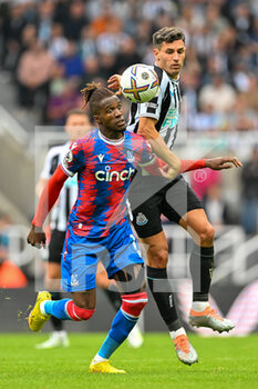 2022-09-03 - Newcastle's Fabian Schar wins a header against Crystal Palace's Wilfried Zaha during the Premier League match between Newcastle United and Crystal Palace at St. James’ Park, Newcastle, England on 3 September 2022. Photo Malcolm Mackenzie / ProSportsImages / DPPI - FOOTBALL - ENGLISH CHAMP - NEWCASTLE V CRYSTAL PALACE - ENGLISH PREMIER LEAGUE - SOCCER