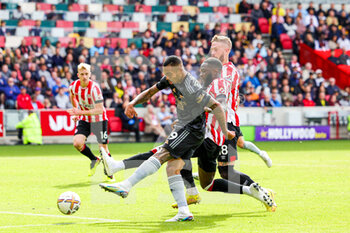 18/09/2022 - Gabriel Jesus (9) of Arsenal shoots towards the goal during the Premier League match between Brentford and Arsenal at Gtech Community Stadium, Brentford, England on 18 September 2022. Photo Nigel Keene / ProSportsImages / DPPI - FOOTBALL - ENGLISH CHAMP - BRENTFORD V ARSENAL - ENGLISH PREMIER LEAGUE - CALCIO