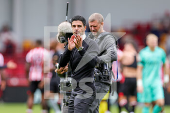 2022-09-18 - Mikel Arteta Manager of Arsenal thanks fans at full time during the Premier League match between Brentford and Arsenal at Gtech Community Stadium, Brentford, England on 18 September 2022. Photo Nigel Keene / ProSportsImages / DPPI - FOOTBALL - ENGLISH CHAMP - BRENTFORD V ARSENAL - ENGLISH PREMIER LEAGUE - SOCCER